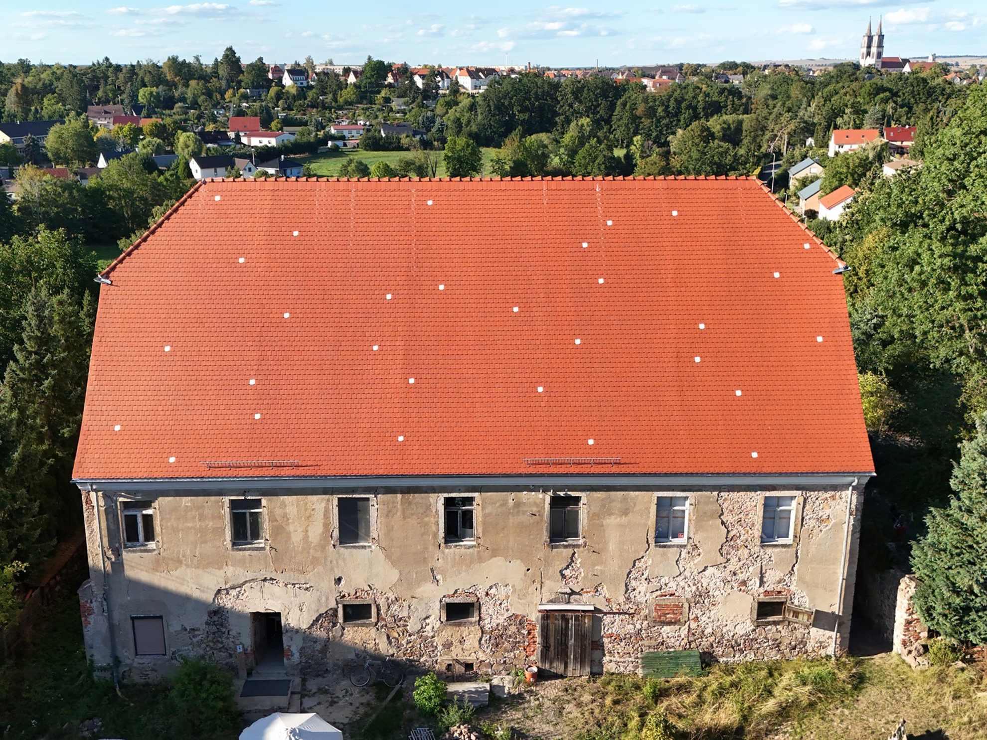 Dach mit 30 weißen Kacheln